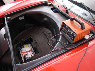 フェラーリ328GTBのバッテリーの充電
