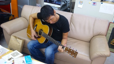 おじさん二人でギターの練習しています。