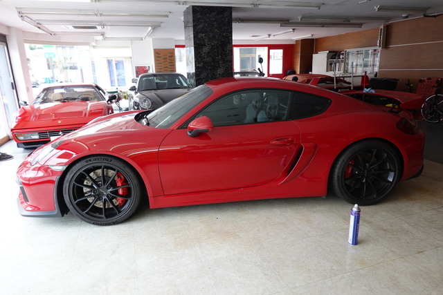 ケイマンGT4販売準備