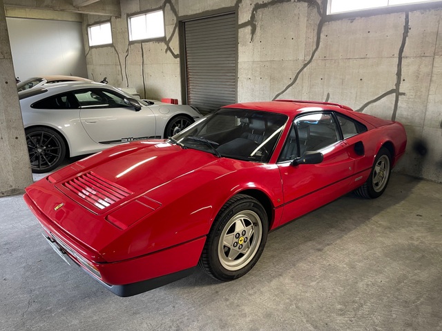 倉庫の車のエンジン始動